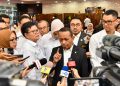 Menteri Energi dan Sumber Daya Mineral (ESDM) Bahlil Lahadalia (tengah), Direktur Jenderal Ketenagalistrikan Kementerian ESDM Jisman P Hutajulu (kedua dari kiri), Direktur Jenderal Energi Baru Terbarukan dan Konservasi Energi Kementerian ESDM Eniya Listiani Dewi (kiri), Direktur Utama PLN Darmawan Prasodjo (kanan) dan Tenaga Ahli Menteri ESDM Bidang Negosiasi, Diplomasi dan Kerjasama Mineral dan Batubara, Michael Wattimena (kedua dari kanan) dalam kesempatannya bersama media usai mengumumkan Rencana Usaha Penyediaan Tenaga Listrik (RUPTL) PLN 2025-2034 di Jakarta pada Senin, 26 Mei 2025.