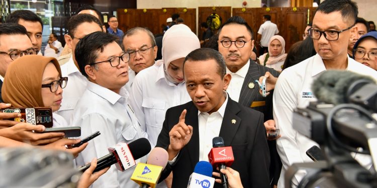 Menteri Energi dan Sumber Daya Mineral (ESDM) Bahlil Lahadalia (tengah), Direktur Jenderal Ketenagalistrikan Kementerian ESDM Jisman P Hutajulu (kedua dari kiri), Direktur Jenderal Energi Baru Terbarukan dan Konservasi Energi Kementerian ESDM Eniya Listiani Dewi (kiri), Direktur Utama PLN Darmawan Prasodjo (kanan) dan Tenaga Ahli Menteri ESDM Bidang Negosiasi, Diplomasi dan Kerjasama Mineral dan Batubara, Michael Wattimena (kedua dari kanan) dalam kesempatannya bersama media usai mengumumkan Rencana Usaha Penyediaan Tenaga Listrik (RUPTL) PLN 2025-2034 di Jakarta pada Senin, 26 Mei 2025.
