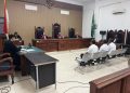 Para terdakwa kasus dugaan penyalahgunaan Dana Desa dalam pengadaan mobil dump truck di Desa Nuba Atalojo menjalani sidang perdana di Pengadilan Tindak Pidana Korupsi Kupang, Selasa, 27 Mei 2025.