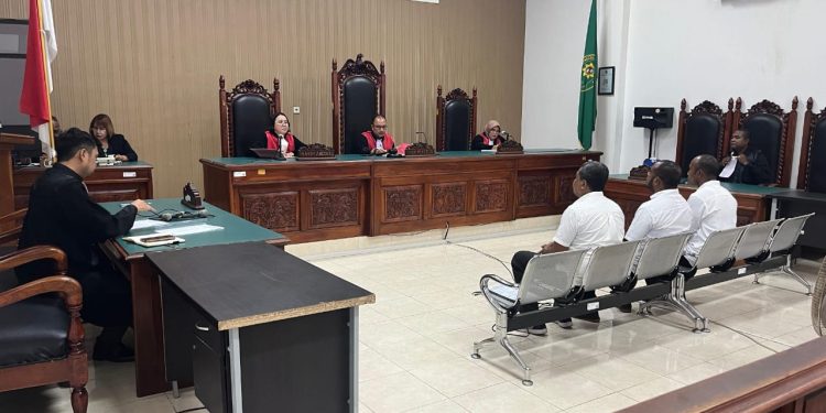 Para terdakwa kasus dugaan penyalahgunaan Dana Desa dalam pengadaan mobil dump truck di Desa Nuba Atalojo menjalani sidang perdana di Pengadilan Tindak Pidana Korupsi Kupang, Selasa, 27 Mei 2025.