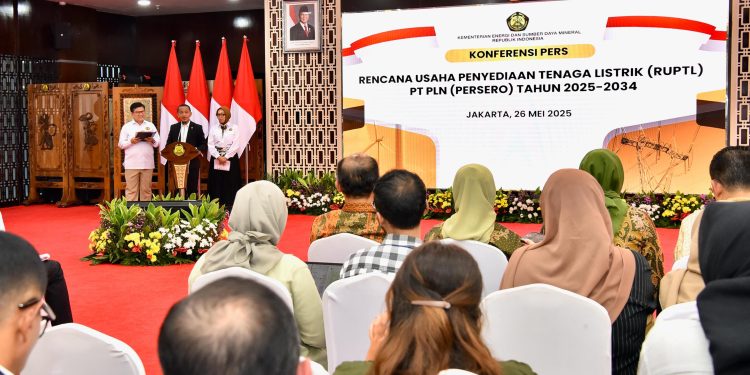 Suasana Konferensi Pers Rencana Usaha Penyediaan Tenaga Listrik (RUPTL) PLN 2025-2034 di Kantor Kementerian ESDM, Jakarta pada Senin, 26 Mei 2025.