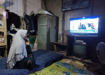 Warga Desa Sukabangun, Kabupaten Bengkayang, Kalimantan Barat dapat menikmati hiburan di televisi semenjak listrik hadir di desa mereka.