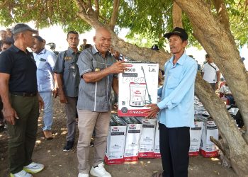 Bupati Lembata Petrus Kanisius Tuaq menyerahkan bantuan hansprayer kepada kelompok tani untuk mendukung rogram nelayan tani ternak (NTT) yang menjadi program prioritas di masa kepemimpinan Kanis-Nasir.