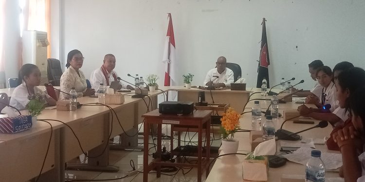 Forum Anak Lembata saat berdialog dengan Bupati Lembata saat audiensi di ruang rapat Bupati Lembata, Jumat, 2 Mei 2025.