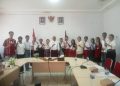 Bupati Lembata Petrus Kanisius Tuaq didampingi Asisten 1 Sekda Lembata Quintus Irenius Suciadi dan Kadis Pemberdayaan Perempuan dan Perlindungan Anak Maria Anastasia Bara Baje foto bersama Forum Anak Lembata usai audiensi di ruang rapat kantor Bupati Lembata, Jumat, 2 Mei 2025.