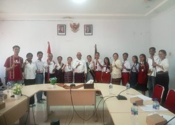 Bupati Lembata Petrus Kanisius Tuaq didampingi Asisten 1 Sekda Lembata Quintus Irenius Suciadi dan Kadis Pemberdayaan Perempuan dan Perlindungan Anak Maria Anastasia Bara Baje foto bersama Forum Anak Lembata usai audiensi di ruang rapat kantor Bupati Lembata, Jumat, 2 Mei 2025.