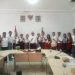Bupati Lembata Petrus Kanisius Tuaq didampingi Asisten 1 Sekda Lembata Quintus Irenius Suciadi dan Kadis Pemberdayaan Perempuan dan Perlindungan Anak Maria Anastasia Bara Baje foto bersama Forum Anak Lembata usai audiensi di ruang rapat kantor Bupati Lembata, Jumat, 2 Mei 2025.