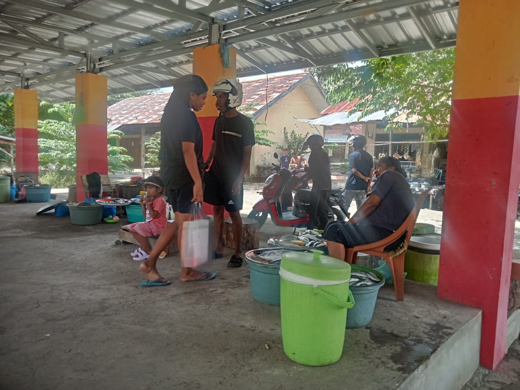 Walau sepi, tampak sejumlah pembeli sedang menawar ikan yang dijual Etha Nini di Pasar Lamahora, Jumat, 9 Mei 2025.