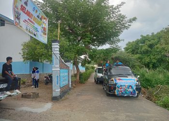 Rombongan para siswa dan guru SLB memasuki gerbang SLBN Lewoleba usai konvoi keliling Kota Lewoleba, Selasa, 20 Mei 2025.