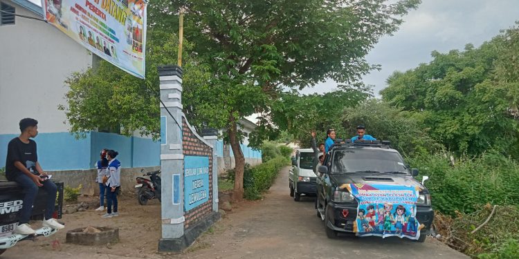 Rombongan para siswa dan guru SLB memasuki gerbang SLBN Lewoleba usai konvoi keliling Kota Lewoleba, Selasa, 20 Mei 2025.