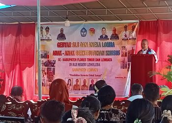 Asisten 1 Sekda Lembata Quintus Irenius Suciadi saat membacakan sambutan pada pembukaan Gebyar SLB dan Aneka Lomba di SLBN Lewoleba, Rabu, 21 Mei 2025.