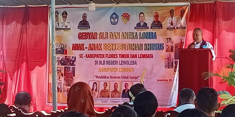 Asisten 1 Sekda Lembata Quintus Irenius Suciadi saat membacakan sambutan pada pembukaan Gebyar SLB dan Aneka Lomba di SLBN Lewoleba, Rabu, 21 Mei 2025.