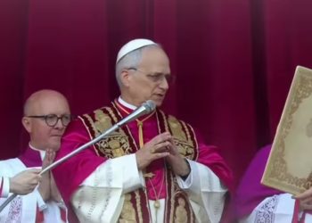 Paus Leo XIV memberikan sambutan dan berkat perdana usai terpilih menggantikan kepemimpinan mendiang Paus Fransiskus.