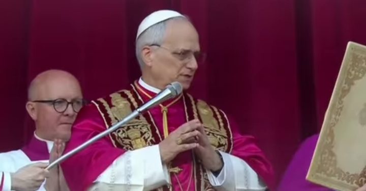 Paus Leo XIV memberikan sambutan dan berkat perdana usai terpilih menggantikan kepemimpinan mendiang Paus Fransiskus.