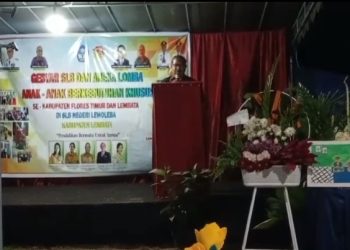 Yohanes Mamun, Koordinator Pengawas Pendidikan Menengah dan Pendidikan Khusus Lembata saat menutup kegiatan Gebyar SLB dan Aneka Lomba di SLB Negeri Lewoleba, Kamis, 22 Mei 2025 malam.