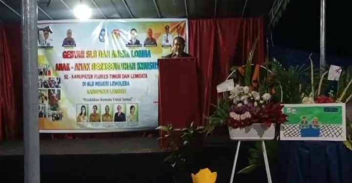 Yohanes Mamun, Koordinator Pengawas Pendidikan Menengah dan Pendidikan Khusus Lembata saat menutup kegiatan Gebyar SLB dan Aneka Lomba di SLB Negeri Lewoleba, Kamis, 22 Mei 2025 malam.