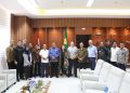 Rombongan PT PLN (Persero) dan perwakilan Bank Pembangunan Jerman KfW foto bersama Gubernur NTT Emanuel Melkiades Laka Lena usai audiensi pada Senin, 19 Mei 2025.