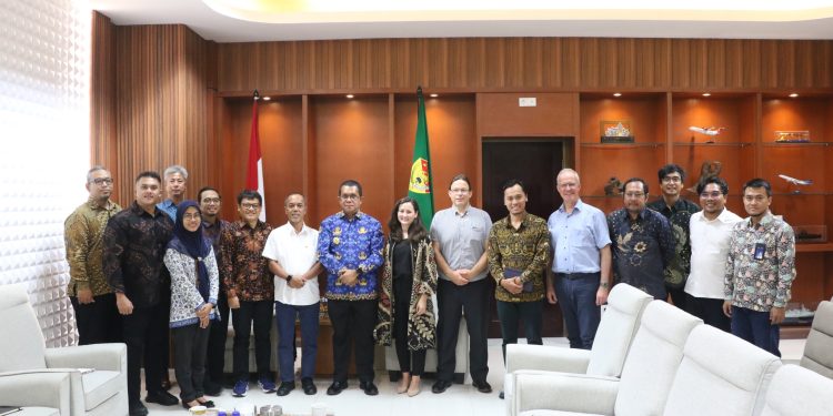 Rombongan PT PLN (Persero) dan perwakilan Bank Pembangunan Jerman KfW foto bersama Gubernur NTT Emanuel Melkiades Laka Lena usai audiensi pada Senin, 19 Mei 2025.