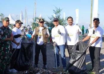 PT PLN (Persero) Unit Induk Pembangunan Nusa Tenggara (UIP Nusra) menggelar aksi bersih Pantai Loang Baloq, Tanjung Karang, Kecamatan Sekarbela, NTB, Kamis, 12 Juni 2025.