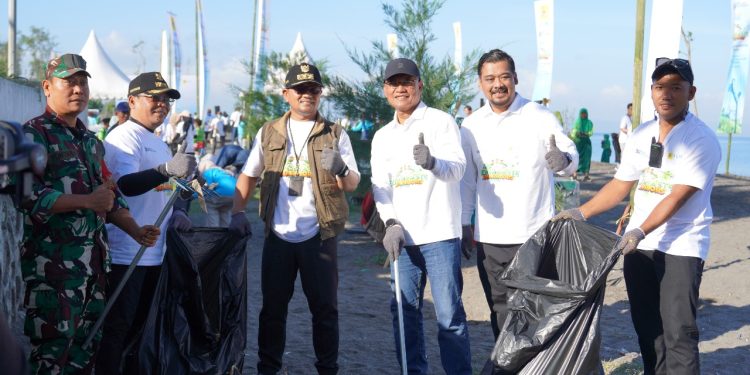 PT PLN (Persero) Unit Induk Pembangunan Nusa Tenggara (UIP Nusra) menggelar aksi bersih Pantai Loang Baloq, Tanjung Karang, Kecamatan Sekarbela, NTB, Kamis, 12 Juni 2025.