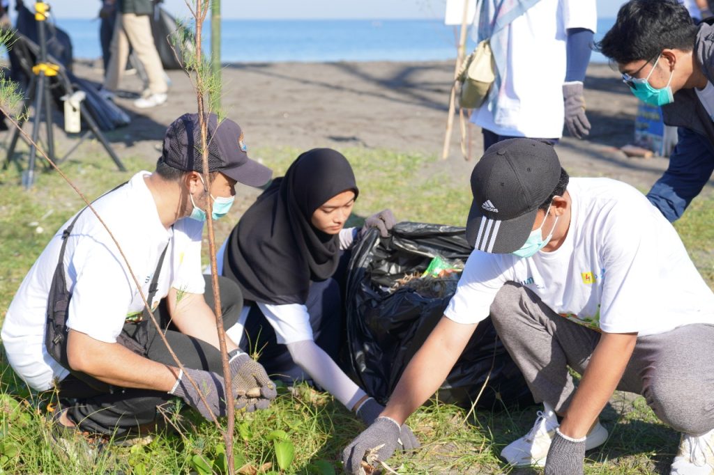 Aksi bersih pantai yang dilakukan PT PLN (Persero) Unit Induk Pembangunan Nusa Tenggara (UIP Nusra) menggelar aksi bersih Pantai Loang Baloq, Tanjung Karang, Kecamatan Sekarbela, NTB, Kamis, 12 Juni 2025.