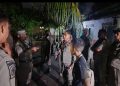 Satuan Polisi Pamong Praja (Satpol PP) Lembata saat menggelar operasi penertiban di sejumlah tempat kos di Kota Lewoleba, Kamis, 12 Juni 2025 malam.