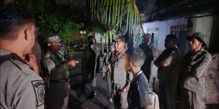 Satuan Polisi Pamong Praja (Satpol PP) Lembata saat menggelar operasi penertiban di sejumlah tempat kos di Kota Lewoleba, Kamis, 12 Juni 2025 malam.