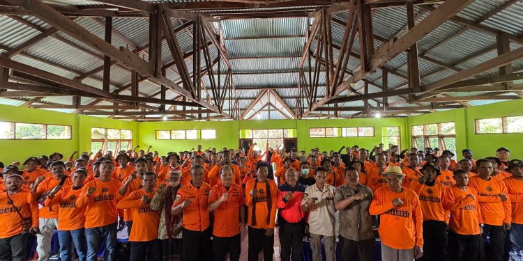 Para peserta pelatihan evakuasi kedaruratan mengikuti kegiatan pelatihan di Desa Jontona, Kecamatan Ile Ape Timur, Kabupaten Lembata, Kamis, 19 Juni 2025.