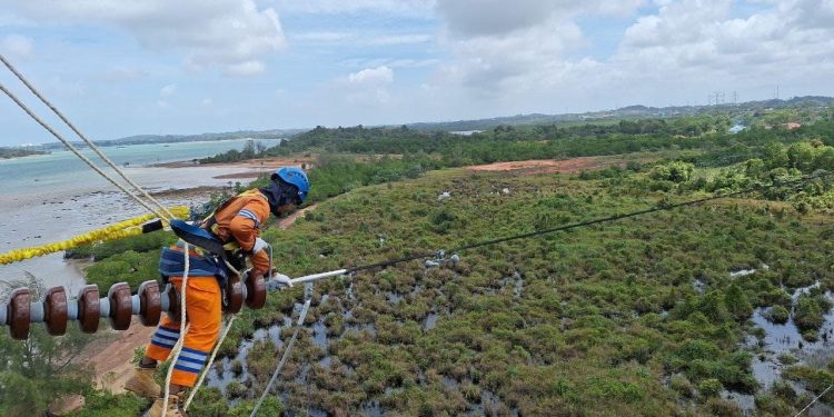 Petugas PLN tengah melakukan pemeliharaan jaringan transmisi Saluran Udara Tegangan Tinggi (SUTT) 150 kiloVolt (kV) sebagai bagian dari upaya memastikan keandalan pasokan listrik secara nasional. Komitmen ini menjadi fondasi dalam mendorong peningkatan kinerja PLN, yang pada Tahun Buku 2024 ini mencetak pendapatan sebesar Rp545,38 triliun.