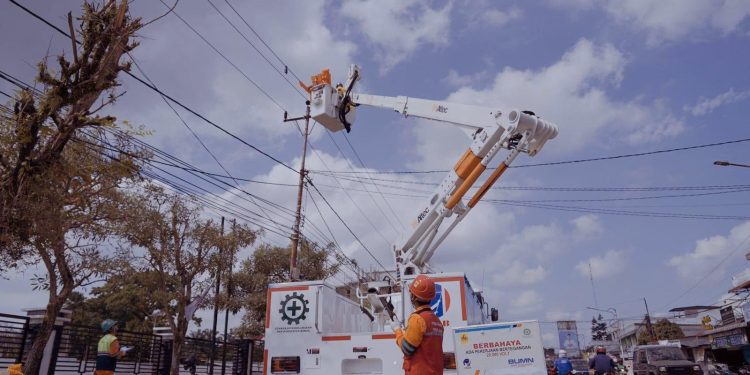 Tim Regu PDKB PT PLN (Persero) Unit Induk Distribusi Sumatera Utara saat melakukan pemeliharaan jaringan dalam kondisi bertegangan untuk memastikan keandalan pasokan listrik.
