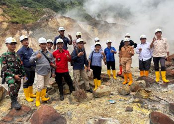 Tim PT PLN (Persero) saat berada di lokasi panas bumi Ulumbu. Proyek pengembangan PLTP Ulumbu unit 5-6 akan menerapkan teknologi yang lebih mutakhir dan efisien dalam menghasilkan energi listrik.