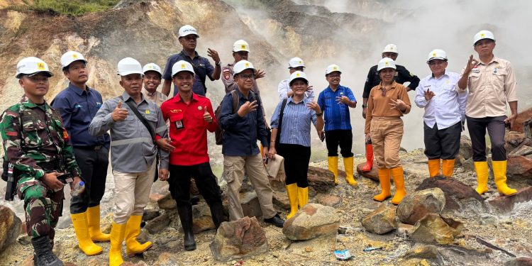 Tim PT PLN (Persero) saat berada di lokasi panas bumi Ulumbu. Proyek pengembangan PLTP Ulumbu unit 5-6 akan menerapkan teknologi yang lebih mutakhir dan efisien dalam menghasilkan energi listrik.