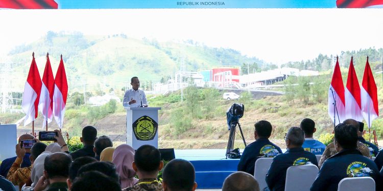 Menteri Energi dan Sumber Daya Mineral, Bahlil Lahadalia menambahkan bahwa proyek PLTS akan menjadi tulang punggung pemerintah dalam meningkatkan rasio elektrifikasi di desa-desa yang belum terjangkau listrik. Foto: BPMI Setpres