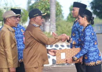 Bupati Lembata Petrus Kanisius Tuaq didampingi Wakil Bupati Muhamad Nasir menyerahkan SK CPNS kepada dua perwakilan CPNS Formasi Tahun 2024 saat apel kesadaran di halaman kantor Bupati Lembata, Senin, 30 Juni 2025.