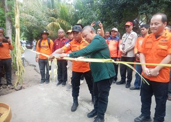 Plh Sekda yang juga Asisten 1 Sekda Lembata Quintus Irenius Suciadi mewakili Bupati Lembata P Kanisius Tuaq memotong janur di pintu masuk kegiatan simulasi penanganan kedaruratan bencana erupsi Gunung Api Ile Lewotolok di Desa Nonton, Kecamatan Ile Ape Timur, Kabupaten Lembata, Jumat, 20 Juni 2025.