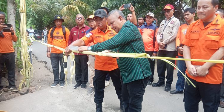 Plh Sekda yang juga Asisten 1 Sekda Lembata Quintus Irenius Suciadi mewakili Bupati Lembata P Kanisius Tuaq memotong janur di pintu masuk kegiatan simulasi penanganan kedaruratan bencana erupsi Gunung Api Ile Lewotolok di Desa Nonton, Kecamatan Ile Ape Timur, Kabupaten Lembata, Jumat, 20 Juni 2025.