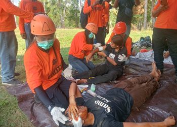 Para petugas memberikan pengobatan kepada para korban erupsi Gunung Waho-waho dalam simulasi penanganan darurat erupsi gunung di lapangan Desa Nonton, Kecamatan Ile Ape Timur, Lembata, Jumat, 20 Juni 2025.