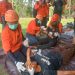 Para petugas memberikan pengobatan kepada para korban erupsi Gunung Waho-waho dalam simulasi penanganan darurat erupsi gunung di lapangan Desa Nonton, Kecamatan Ile Ape Timur, Lembata, Jumat, 20 Juni 2025.