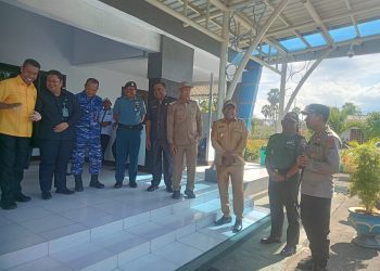 Bupati Lembata Petrus Kanisius Tuaq, Wakil Bupati Muhamad Nasir bersama jajaran Forkopimda Lembata menunggu kedatangan Menteri Kependudukan dan Pembangunan Keluarga/Kepala BKKBN Dr Wihaji di Bandara Wunopito Lewoleba, Selasa, 24 Juni 2025.