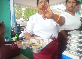 Margareta Enda, Kader Posyandu Lamahora Barat 2 menunjukkan rambut yang ditemukan di dalam nasi MBG.