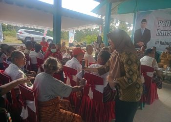 Direktur Bina Pelayanan KB Wilayah Khusus dr. Fajar Firdawati berdialog dan mengajukan pertanyaan kepada lansia saat mengunjungi Posyandu Lamahora Timur, Kelurahan Lewoleba Timur, Kecamatan Nubatukan, Kabupaten Lembata, Selasa, 24 Juni 2025.