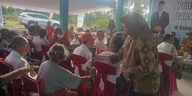 Direktur Bina Pelayanan KB Wilayah Khusus dr. Fajar Firdawati berdialog dan mengajukan pertanyaan kepada lansia saat mengunjungi Posyandu Lamahora Timur, Kelurahan Lewoleba Timur, Kecamatan Nubatukan, Kabupaten Lembata, Selasa, 24 Juni 2025.