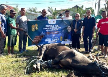 Wakil Bupati Lembata Muhammad Nasir didampingi Ketua DPD NasDem Lembata menyerahkan hewan kurban bantuan Anggota DPR RI Julie Sutrisno Laiskodat, Sabtu 7 Juni 2025.
