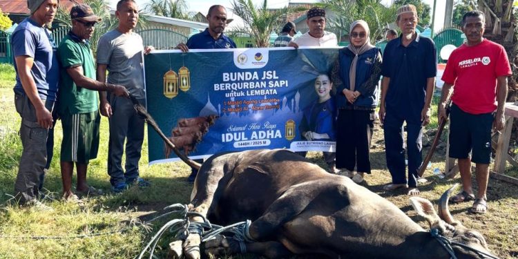 Wakil Bupati Lembata Muhammad Nasir didampingi Ketua DPD NasDem Lembata menyerahkan hewan kurban bantuan Anggota DPR RI Julie Sutrisno Laiskodat, Sabtu 7 Juni 2025.