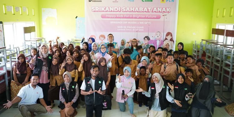 PT PLN (Persero) UIP Nusra bersama komunitas We Safe NTB, melangsungkan program TJSL di SDN 2 Padak Guar, Kecamatan Sambelia, Lombok Timur, Rabu, 23 Juli 2025 dengan memberikan bantuan proyektor, speaker, buku paket ujian dan alat tulis.