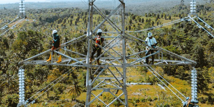 Saluran Udara Tegangan Tinggi (SUTT) sangat vital untuk menjaga keberlangsungan penyaluran listrik ke masyarakat. PT PLN (Persero) Unit Induk Pembangunan Nusa Tenggara (UIP Nusra) memastikan proses konstruksi hingga tahap operasional SUTT 150 kV Jeranjang - Sekotong aman bagi kelangsungan hidup masyarakat sekitar.