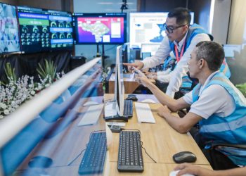 Direktur Utama PLN, Darmawan Prasodjo mendampingi petugas PLN memonitor kelistrikan secara digital. Transformasi digital secara end-to-end mampu membawa PLN menorehkan kinerja apik sehingga masuk ke dalam daftar Fortune Global 500.
