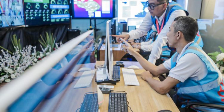 Direktur Utama PLN, Darmawan Prasodjo mendampingi petugas PLN memonitor kelistrikan secara digital. Transformasi digital secara end-to-end mampu membawa PLN menorehkan kinerja apik sehingga masuk ke dalam daftar Fortune Global 500.