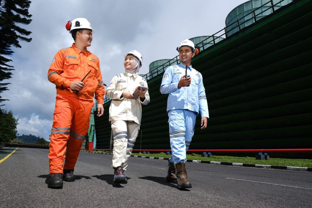Ilustrasi para petugas PLN melakukan koordinasi untuk menjaga keandalan operasional Pembangkit Listrik Tenaga Panas Bumi (PLTP) Kamojang di Jawa Barat. Masuknya PLN ke dalam daftar Fortune Global 500 tidak terlepas dari kualitas sumber daya manusia PLN yang mampu bersaing secara global.