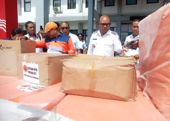 Bupati Lembata Petrus Kanisius Tuh didampingi Wakil Bupati Muhamad Nasir, Kalak BPBD Handris Koban, dan para Asisten Sekda meninjau barang bantuan siaga darurat bencana erupsi darurat BPBD para Rabu, 9 Juli 2025.